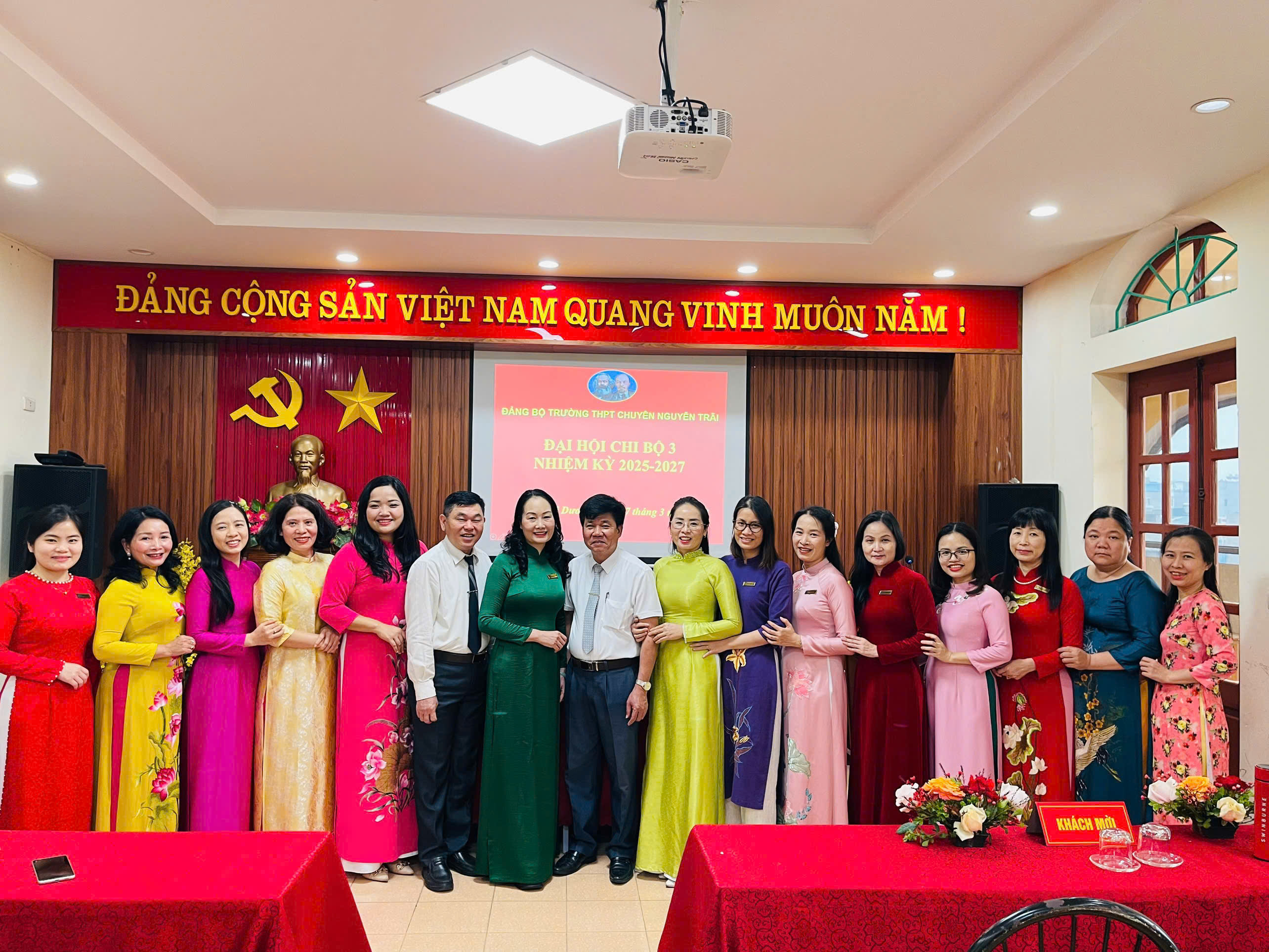 Đại hội các chi bộ thuộc đảng bộ trường THPT chuyên Nguyễn Trãi: Đoàn kết, sáng tạo, trí tuệ, đổi mới